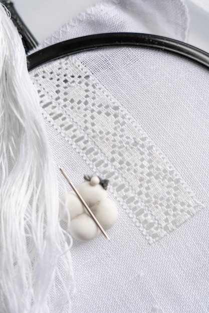 detailná ručná výšivka na ľanovej látke