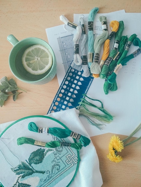 rôzne súpravy na výšivku usporiadané na stole